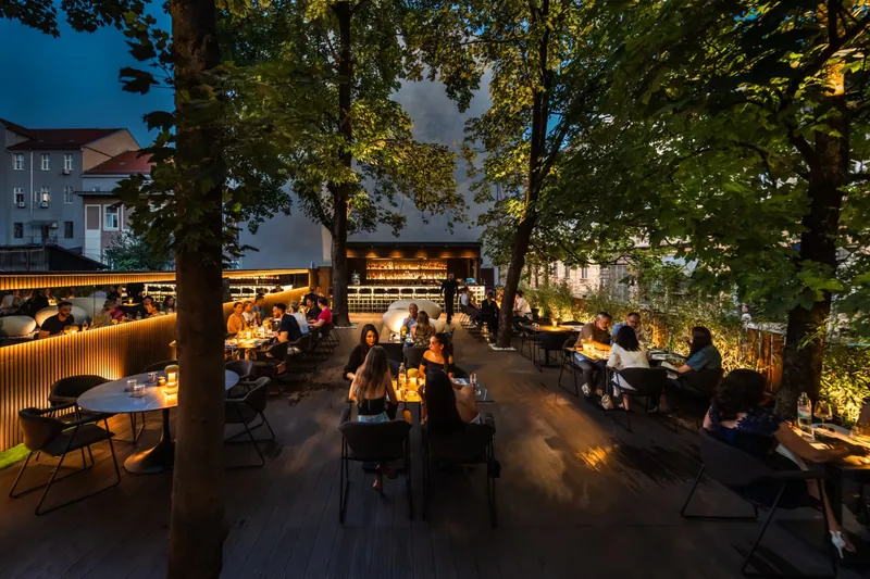 Večernja terasa restorana Takenoko s gostima