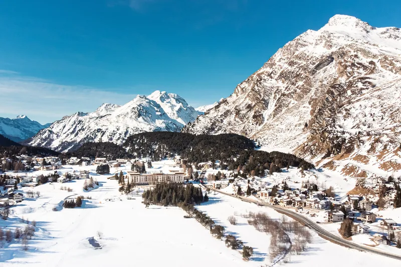 Zračna fotografija zimskog mjesta i hotela pod snijegom, St. Moritz