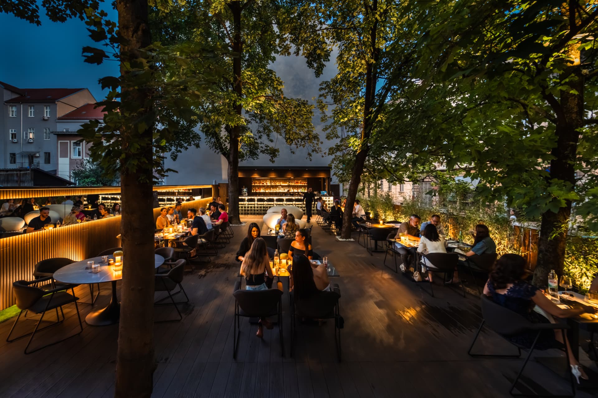 Večernja terasa restorana Takenoko s gostima