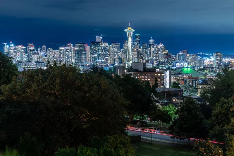 Noćna panorama Seattlea sa Space Needleom